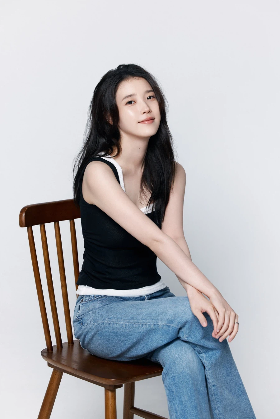 아이유, 스무살 같은 청순함‥‘대군부인’ 첫방 앞두고 새 프로필 공개_9.webp