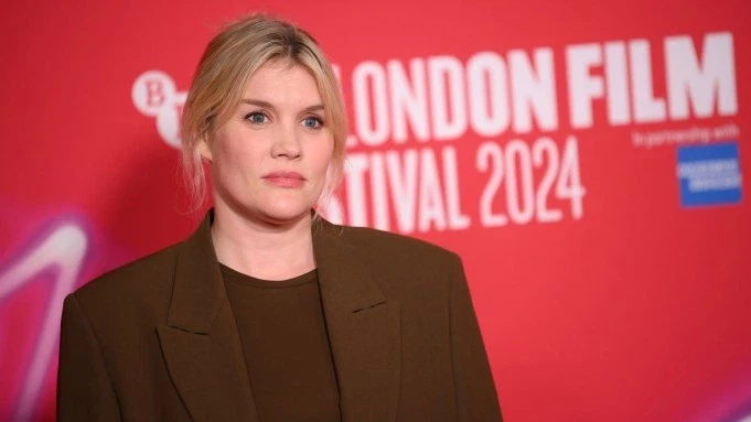 조 에스터하스, 에메랄드 페넬과 '원초적 본능' 리부트 제작 협상 진행 중_1.webp