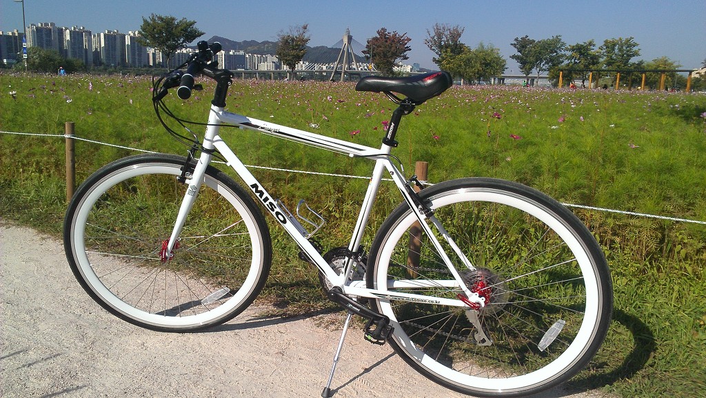고가형 하이브리드 자전거