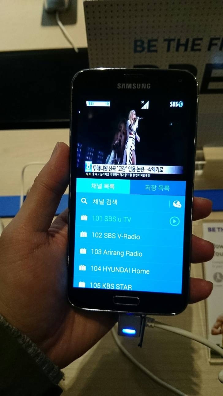 갤럭시 S5, 현재 올레스퀘어에 전시 중 (사진 추가)_1.jpg