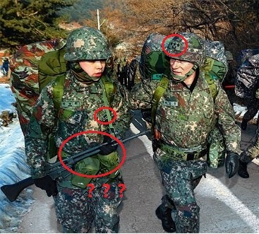군단장:자네 총이 가벼워 보이는군 핫핫핫_1.jpg
