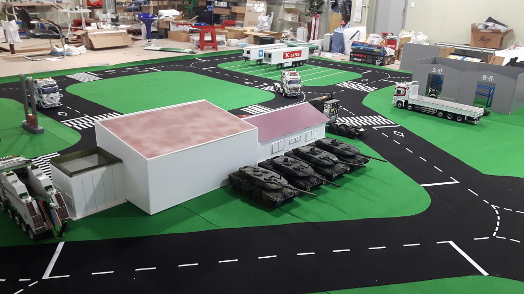 탱크 및 전차들을 운송할 차량을 제작 했습니다. 그리고 디오라_10.jpg