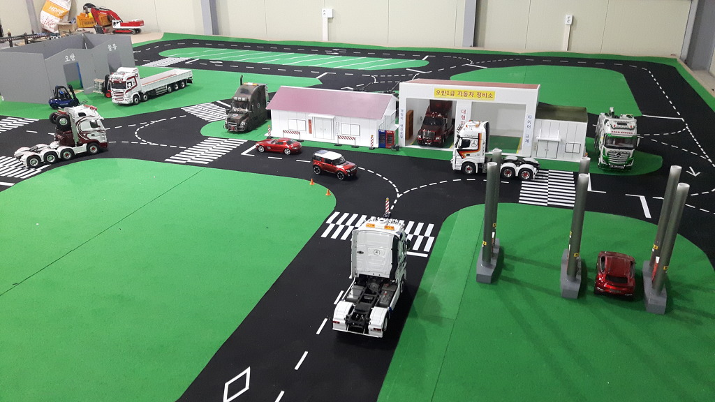 탱크 및 전차들을 운송할 차량을 제작 했습니다. 그리고 디오라_13.jpg