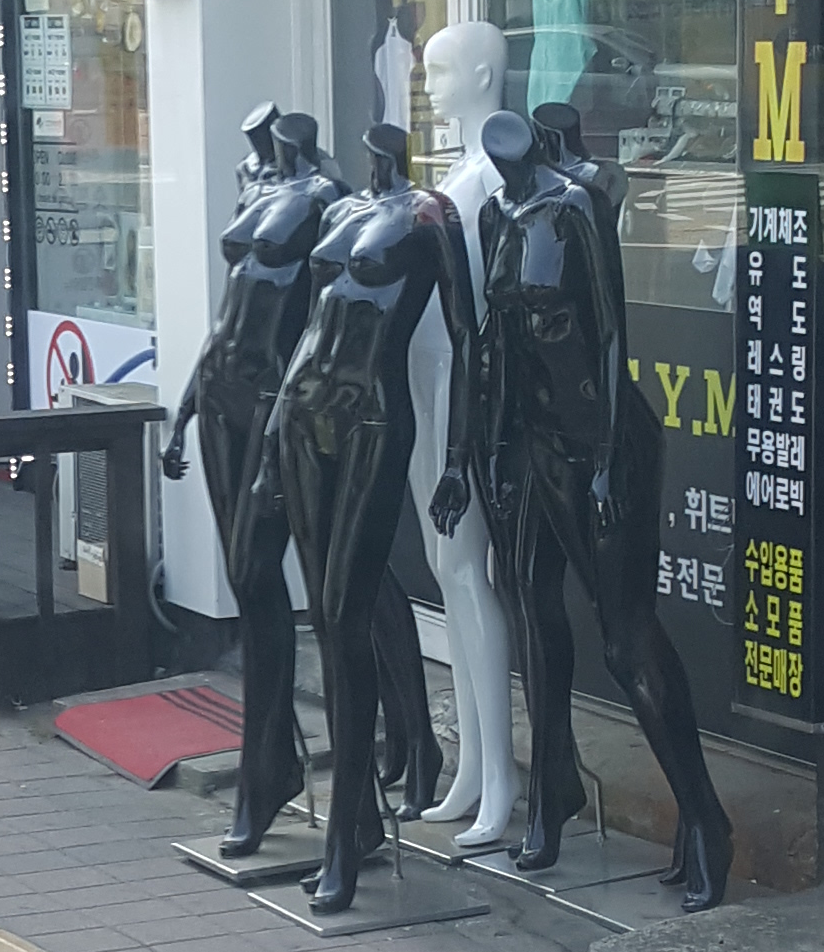 매끈매끈한 피부를 가진 나체의 여인들_1.jpg