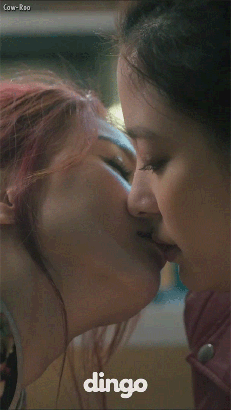 여자 끼리 키스_2.gif