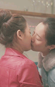 여자 끼리 키스_1.gif