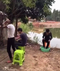 뛰는놈 위에 나는놈 그리고 븅신_1.gif