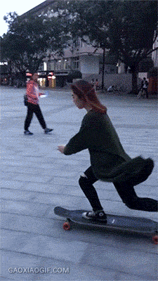 보드타고 날라댕기는 처자.gif_1.gif