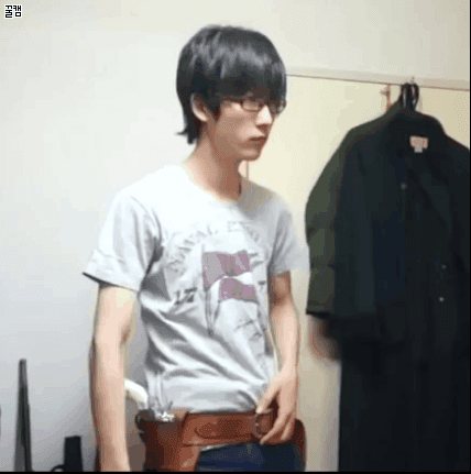 리볼버 돌리기.gif_1.gif