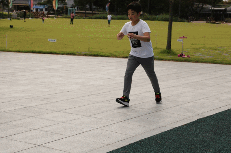 진짜로 요즘 엄청 유행하는 신발.gif_1.gif