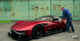 25억짜리 차의 탑승법_2.gif