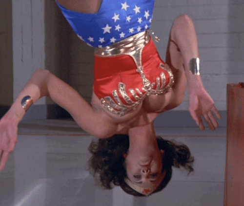 이번 원더우먼은 가슴이 작아 논란이라고 한다.._5.gif