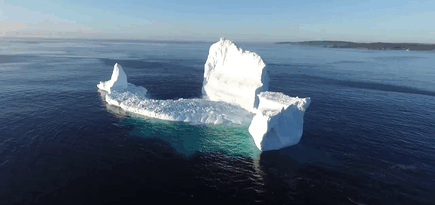 캐나다 어촌마을 해안에 떠내려온 거대 빙산5.gif