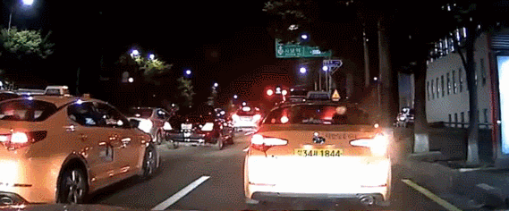 택시 내릴때 조심해야하는 이유_1.gif