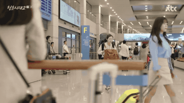 드라마로 패러디된 노룩패스_1.gif