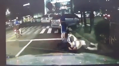 경찰한테 주먹질한 사람의 최후_2.gif