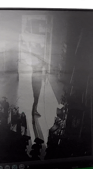 [혐]전기 코드 뽑다가 사고당하는 장면_1.gif