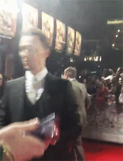 무릎을 꿇는 연예인.jpgif_4.gif