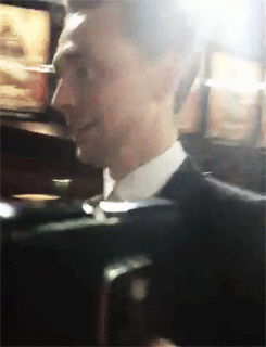 무릎을 꿇는 연예인.jpgif_5.gif