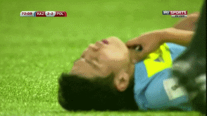 죽어가는 선수를 살리고 받은 경고.gif_1.gif