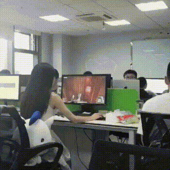 열일하는 여직원_1.gif