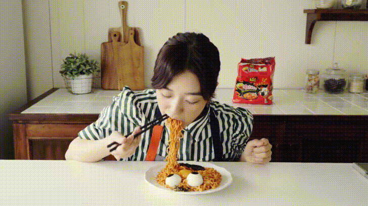 핵불닭볶음면 먹는 일본인🔥🥢 (9.78MB GIF)_1.gif