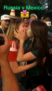 여자 둘이서 진하게 키스하는 짤_3.gif