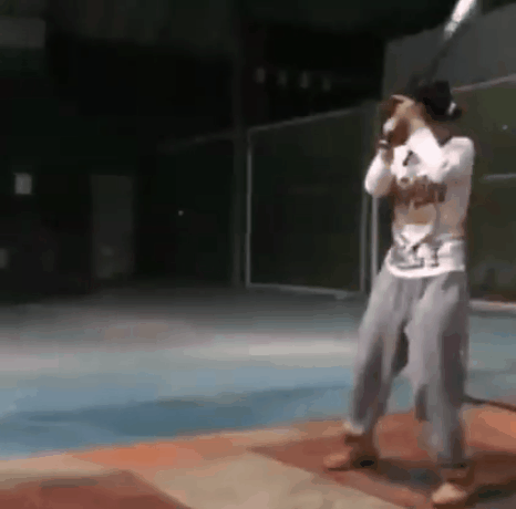 야구연습장 처자.gif_1.gif