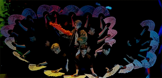 국뽕 관계없는 외국인도 국뽕먹는 진심모드 BTS무대_14.gif