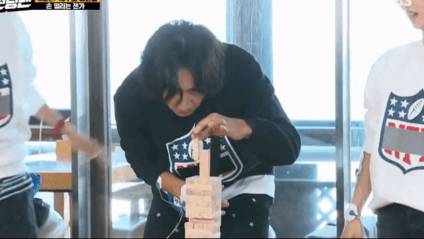 [런닝맨] 저주파치료기 붙이고 젠가게임.jpgif_9.gif