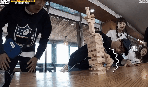 [런닝맨] 저주파치료기 붙이고 젠가게임.jpgif_15.gif