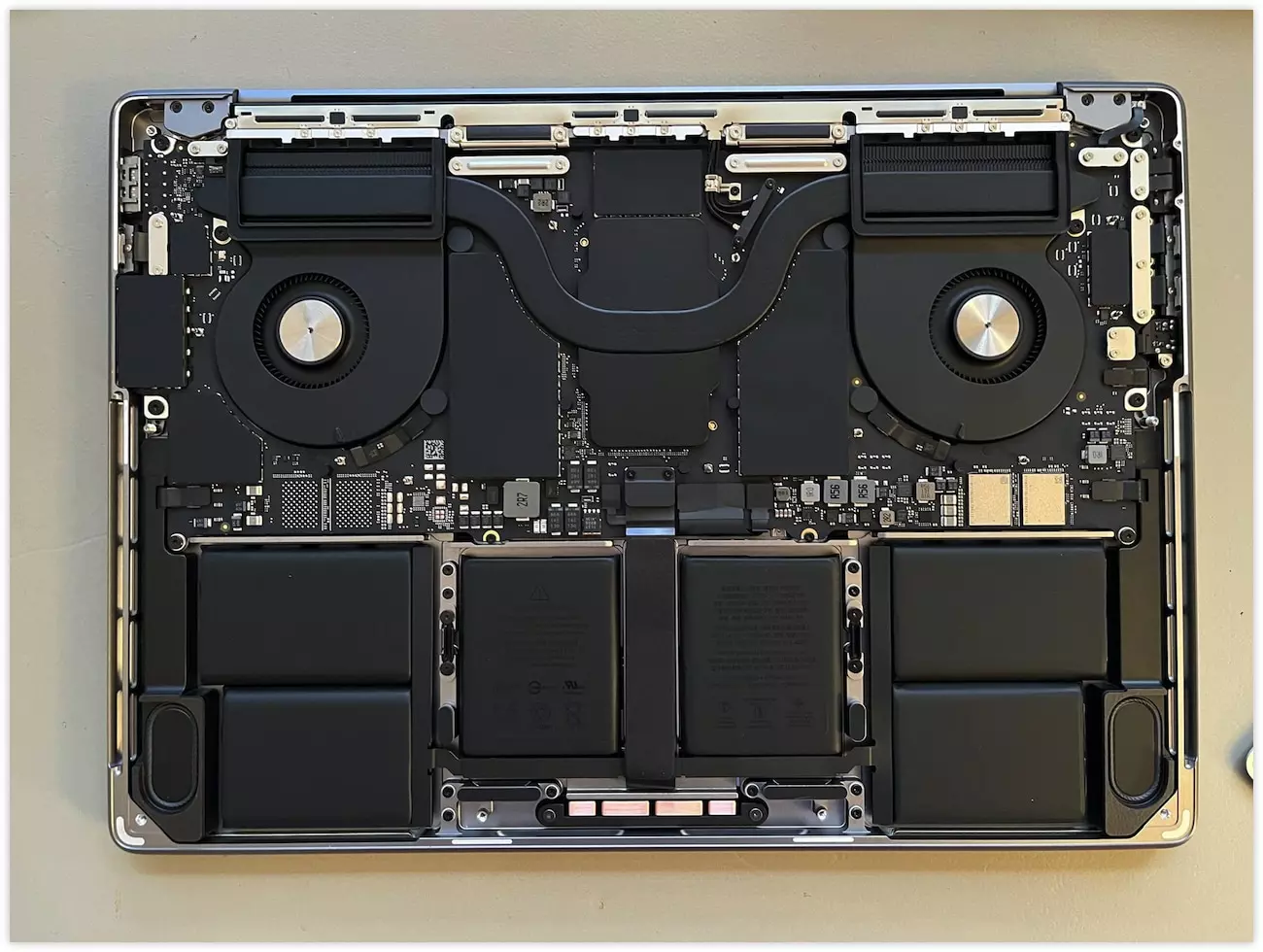 신형 MacBook Pro 14인치 분해 이미지 주요 변경점_2.webp