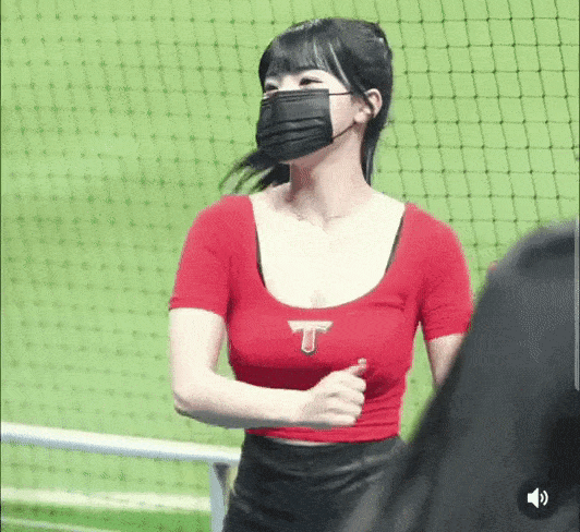 요즘 몸매가 미쳐 날뛴다는 99년생 치어리더_2.gif