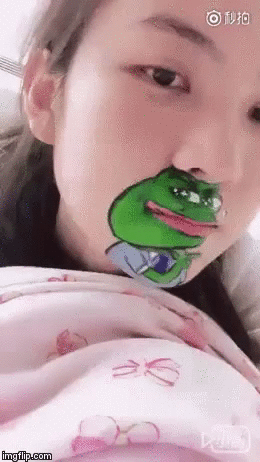 입에 페페개구리 그린 여자 gif_1.gif