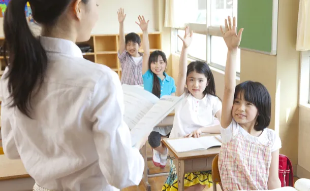 외계인 때려잡는 초등학교 여교사_2.webp