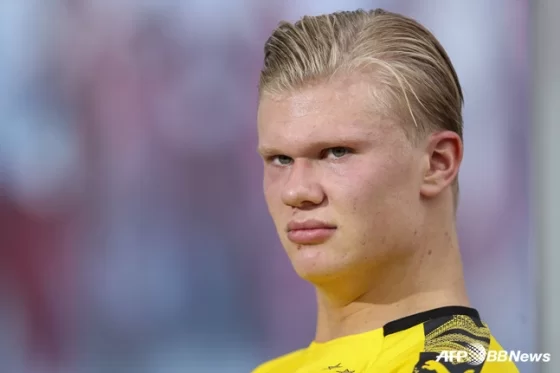 오늘자 새로운 머리스타일을 보여주는 꽃미남 축구선수_1.webp