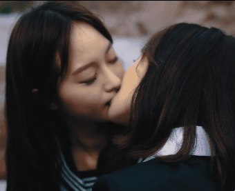 혐)더러운 현실 레즈키스짤들 투척한다_17.gif