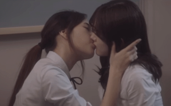 혐)더러운 현실 레즈키스짤들 투척한다_15.gif