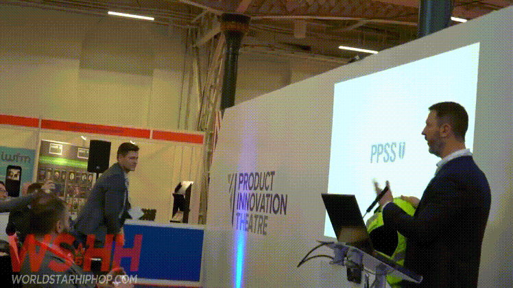 방검복 회사 사장 "회사 직원이 제가 입고있는 방검복을 직접 공격해보겠습니다"_2.gif