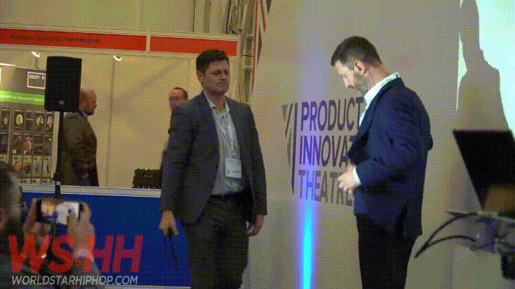 방검복 회사 사장 "회사 직원이 제가 입고있는 방검복을 직접 공격해보겠습니다"_3.gif