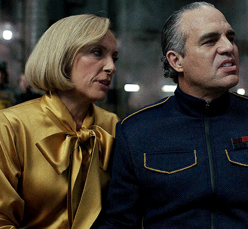 봉준호 신작 [미키 17] 주인공이 개고생을 하게 된 이유_10.gif