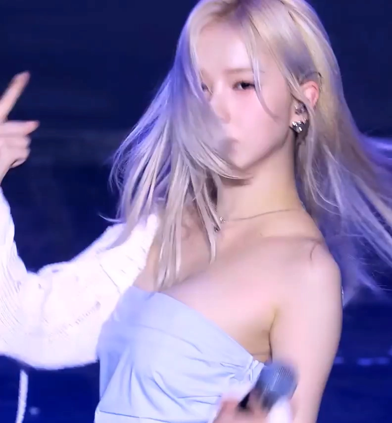 겨드랑이 보여주는 누나 gif_2.webp