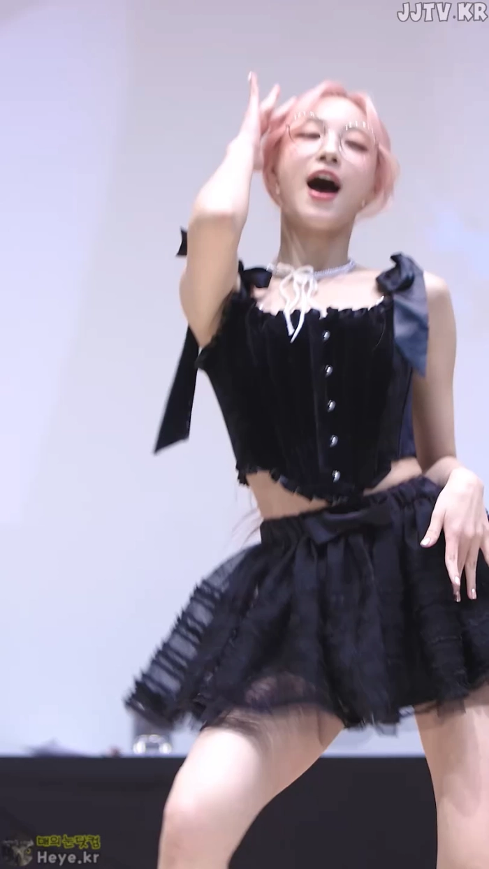 안경이 갓경인 이유 gif_2.webp