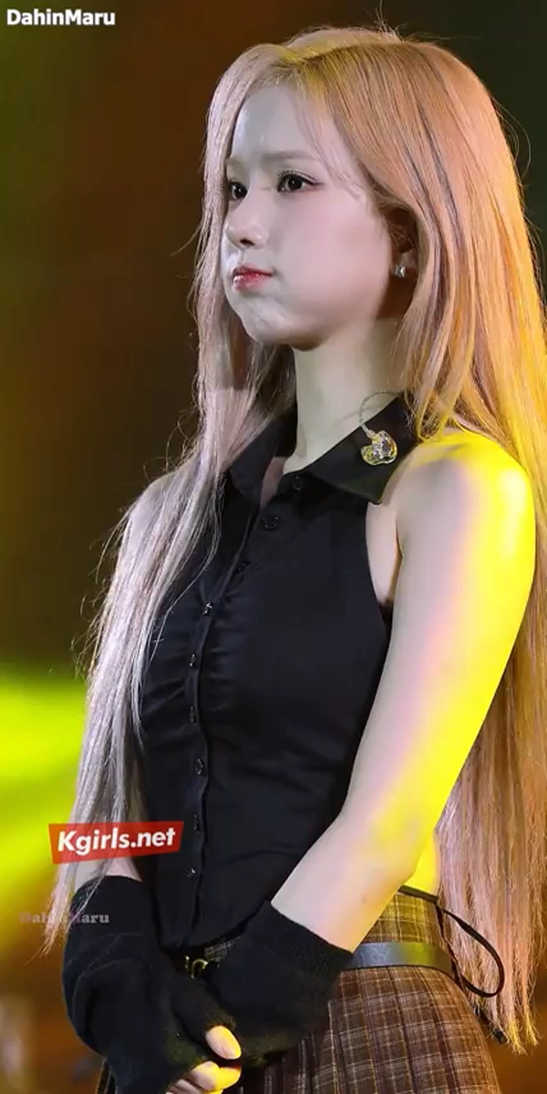 팔 올리는 누나 gif_3.webp