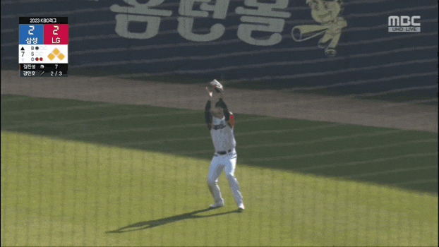 진짜 눈 흰자밖에 안보이는 짤;;;_1.gif