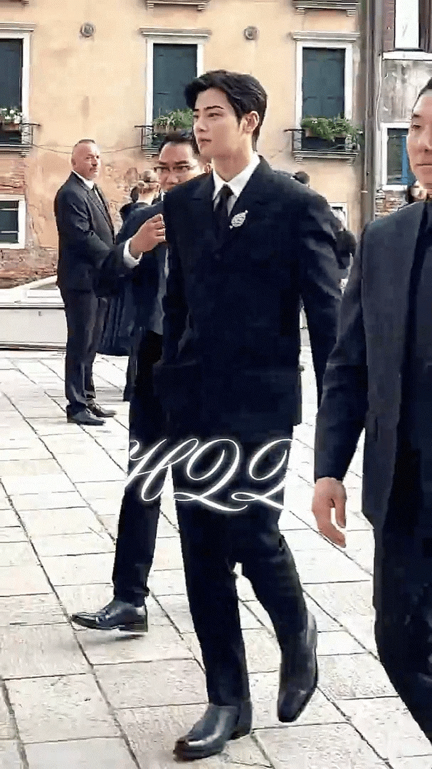 차은우 실제로 보면 얼굴보다 먼저 눈에 들어온다는 것.jpg_4.gif