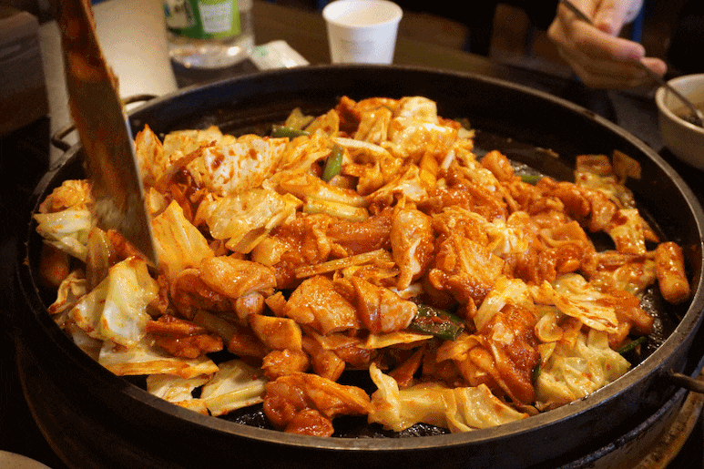 닭갈비 VS 닭갈비 .GIF_1.gif