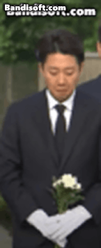 이준석 “노무현 대통령께 장학증서 받아”…묘역 참배하며 ‘눈물’_1.gif
