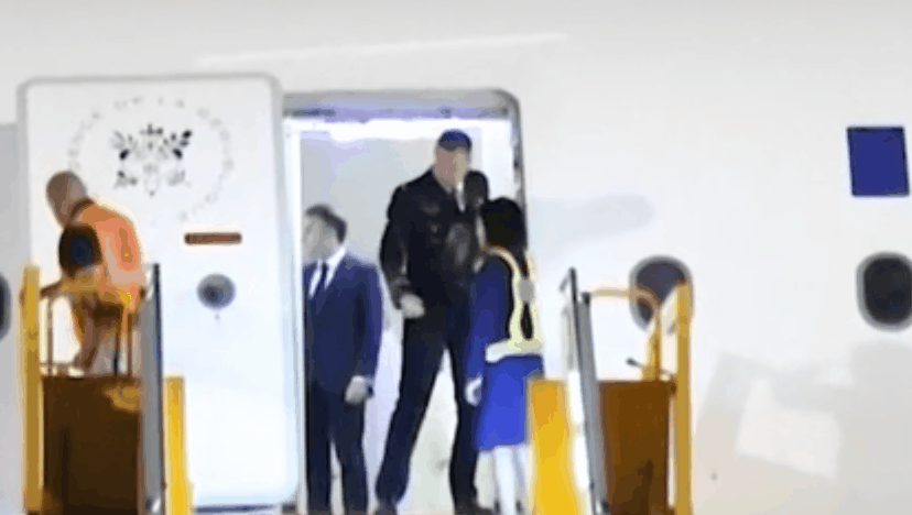 부랄친구 엄마에게 농담 하다가 처맞는 대통령. gif