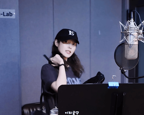 [IU] '미인' Recording Behind 편 움짤_14.gif